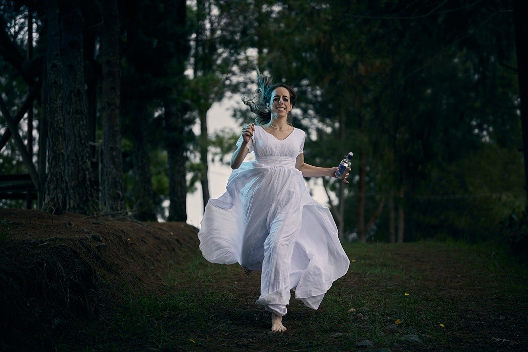 Fotografía de novia en pasillo con iluminación de color, trabajo de estudiante bajo mentoría de Edwin Arias