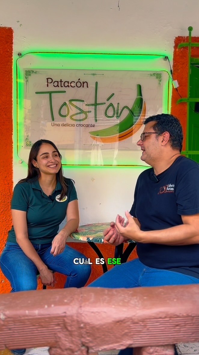 Edwin Arias conversando con un cliente